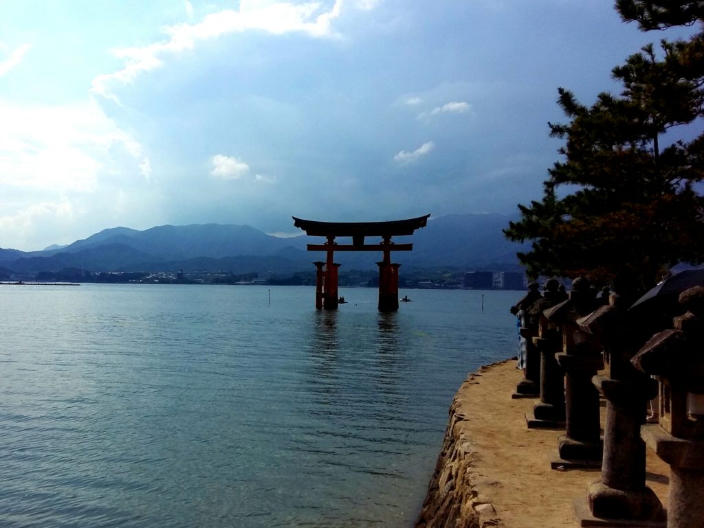 mihajima torii nell'acqua